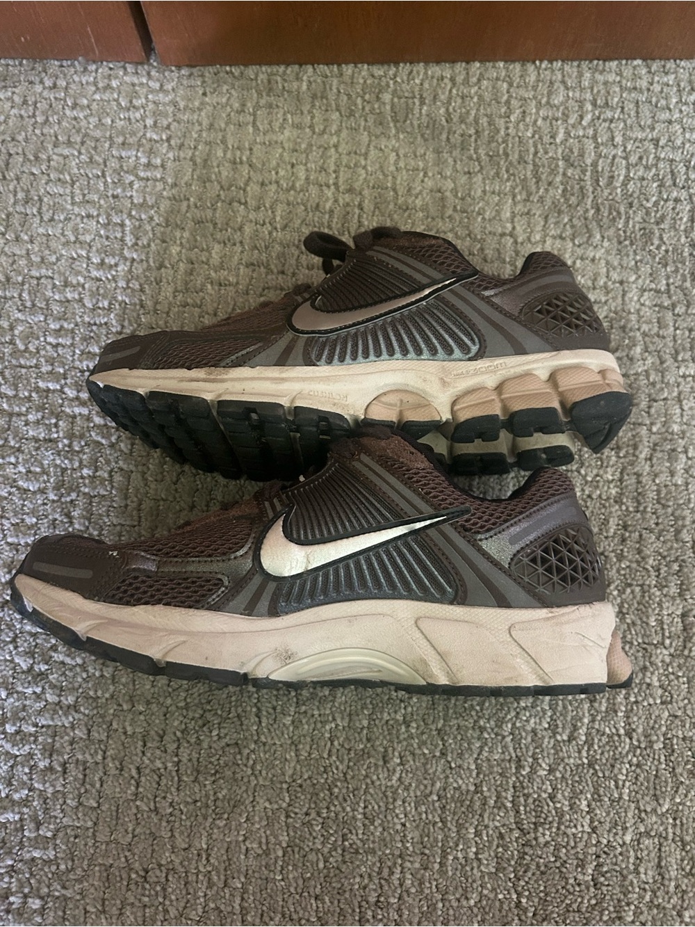 Nike Women’s Brown and Silver Mesh Athletic Sneakers - Picture 4 of 8